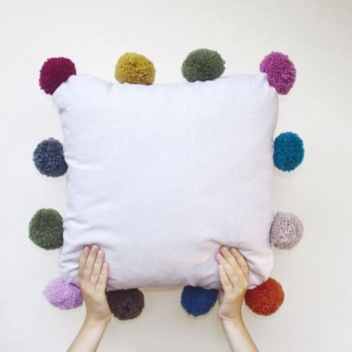 Идеи уютных подушек с помпонами