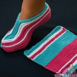 Множество вариантов простых вязаных тапочек-следочков