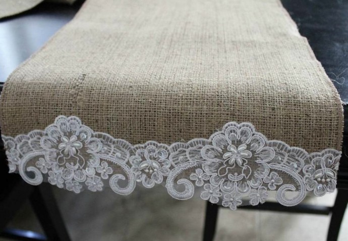 Скатерти, салфетки и декор из мешковины с кружевом