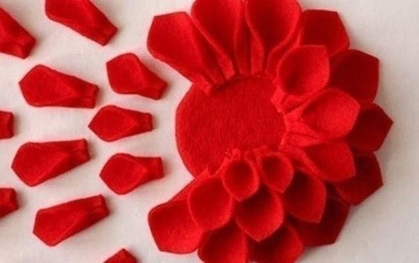 Декор подушки фетровым цветком