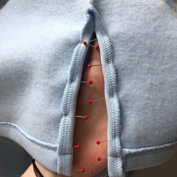 Обработка боковых разрезов на свитшоте