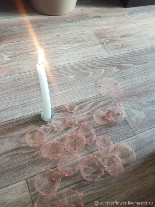 Роскошная брошь в виде нежного цветка