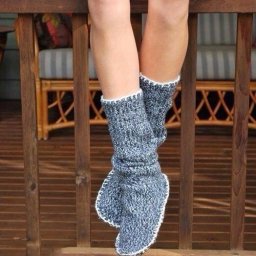 Тёплые домашние тапочки из старой кофты