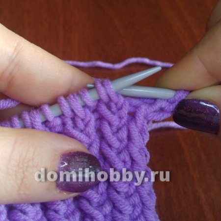 ​Красивая рельефная коса-резинка спицами