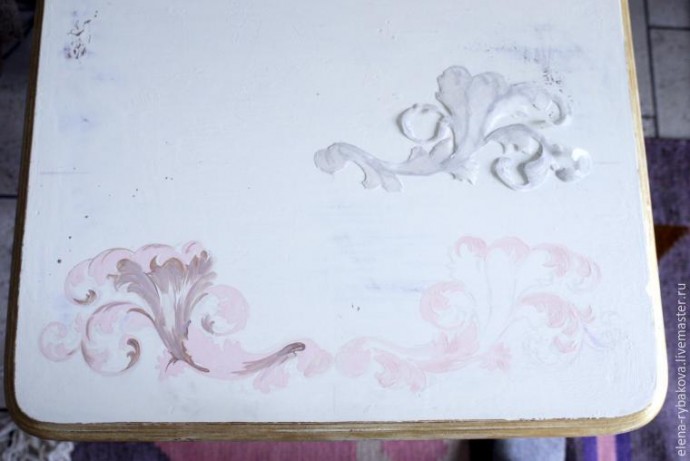 Превращаем обычный столик в антикварный