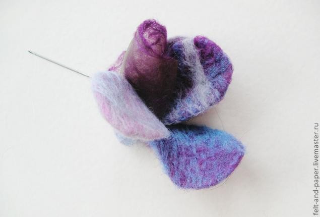 Брошь в виде розы из войлока и органзы Брошь в виде розы из войлока и органзы