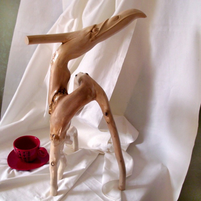 Деревянная статуэтка Деревянная статуэтка