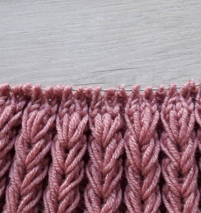 Вяжем шапочку объемным узором