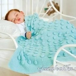 Детский плед спицами с объёмными листиками