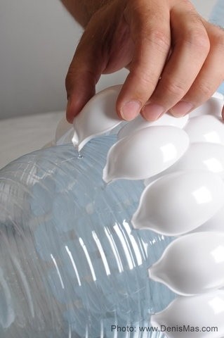 Необычная люстра из одноразовых ложек