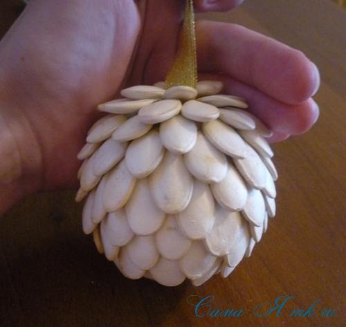 Новогоднее украшение из тыквенных семечек