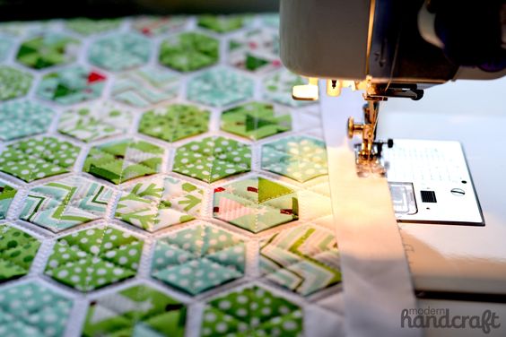 Подушки с красивыми лоскутными узорами