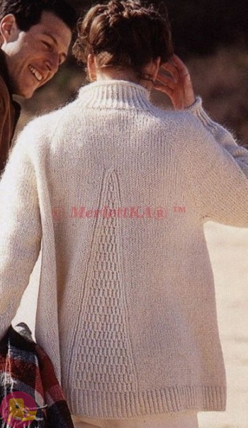 Расклешенный пуловер спицами с рельефным необычным узором