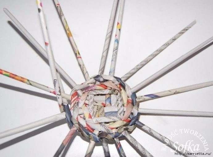 Симпатичная шкатулка из газетных трубочек