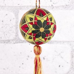 Темари или искусство вышивки на шарах: желто-красный цветок