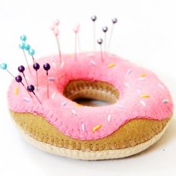 ​Вкусная игольница в виде пончика