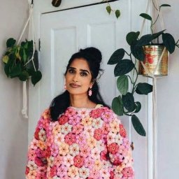 Пуловер из объёмных цветочков