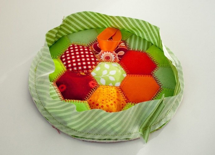 Яркая радужная подставка под горячее