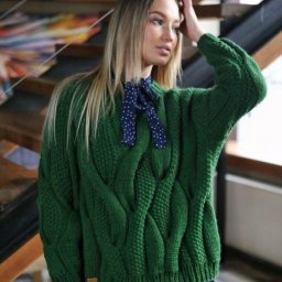 ​Свитер с эффектными крупными косами