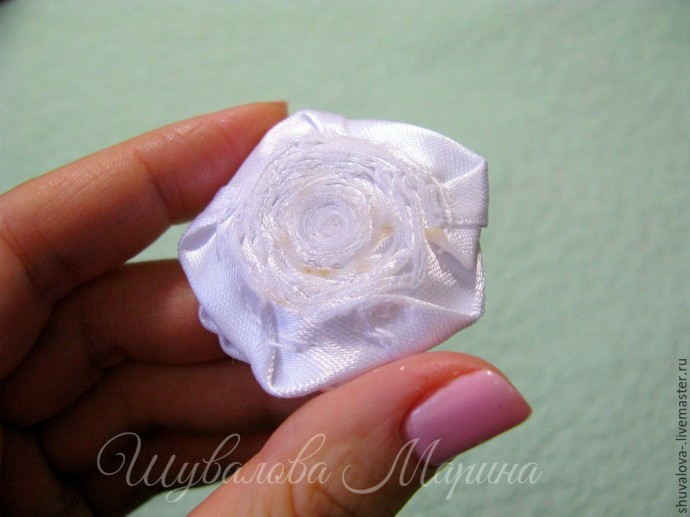 Кручёная роза из атласной ленты
