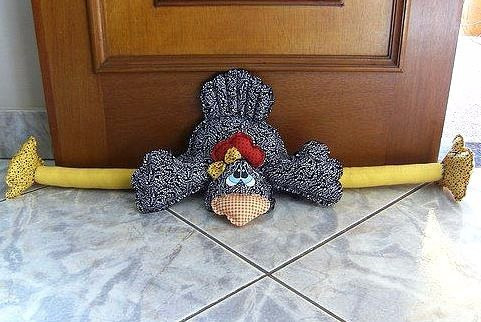 Курочка под дверь для защиты от сквозняков