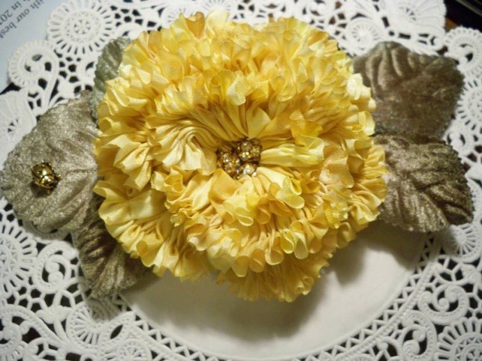 Многослойный цветок из лент