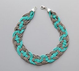 Ожерелье из бисера с интересными переплетениями