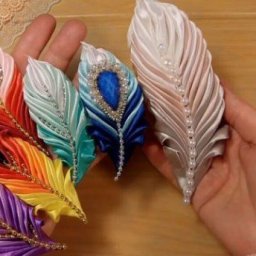 Пёрышки из атласных лент