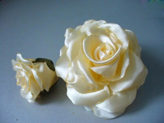 Роза из атласных лент