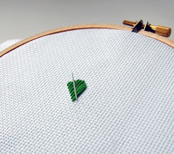 Техника вышивки гладью листика