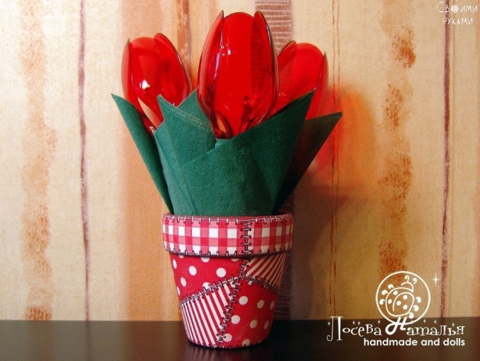 Делаем тюльпаны из пластиковых ложек Делаем тюльпаны из пластиковых ложек