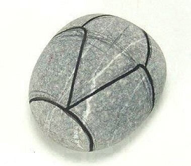 Божьи коровки из камушков