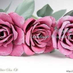 Розы из яичных лотков