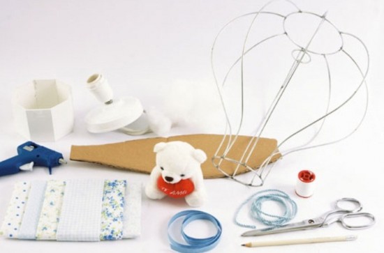 Отличная идея для абажура в детскую: воздушный шар из проволоки и ткани
