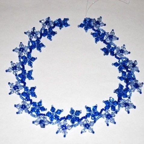 ​Ожерелье из бисера с цветами, которые похожи на звёзды