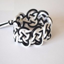 ​Плетеный двухцветный браслет