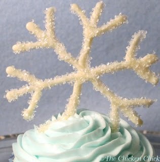 Снежинка из белого шоколада для украшения выпечки