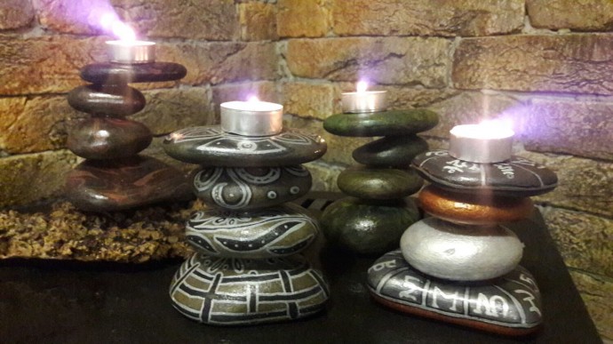 Забавные подсвечники из камней