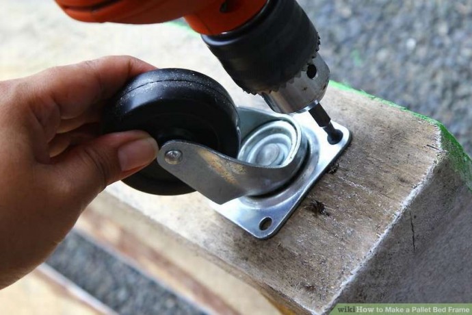 Бюджетная кровать из деревянных поддонов на колёсиках