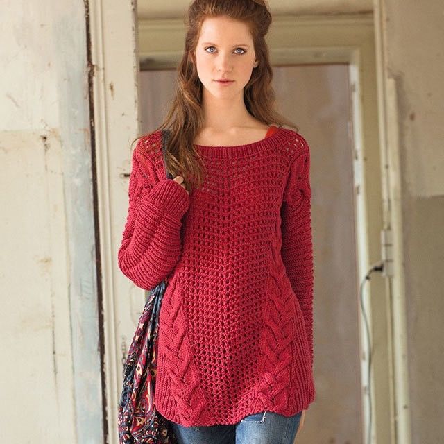 ​Красный пуловер в стиле оверсайз