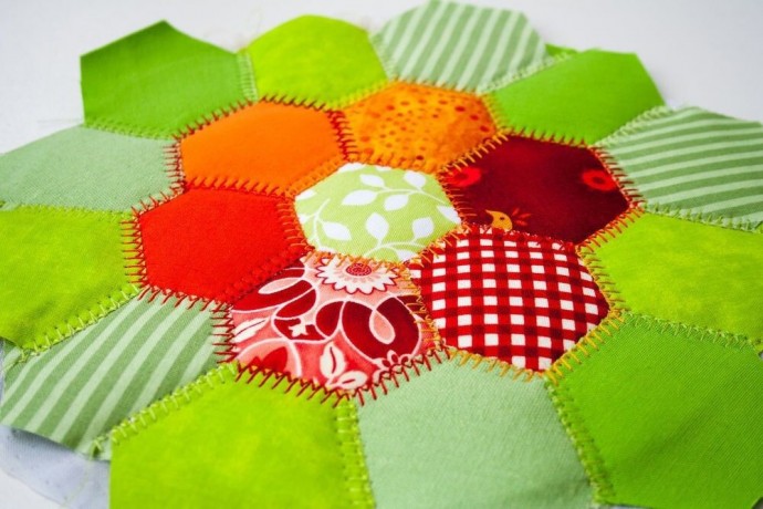 Яркая радужная подставка под горячее