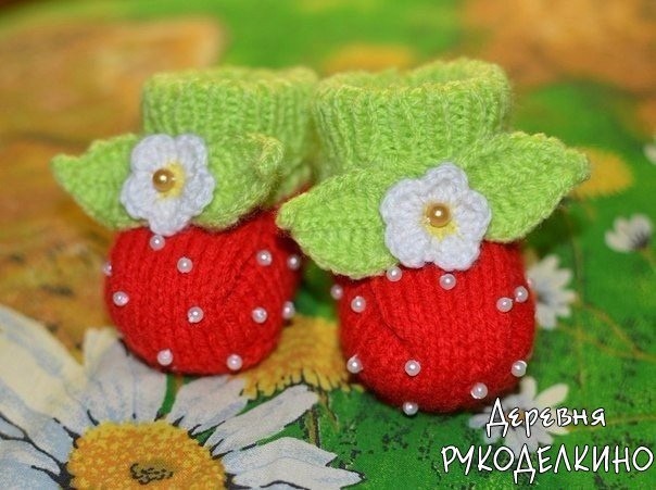 Вяжем клубничные пинетки