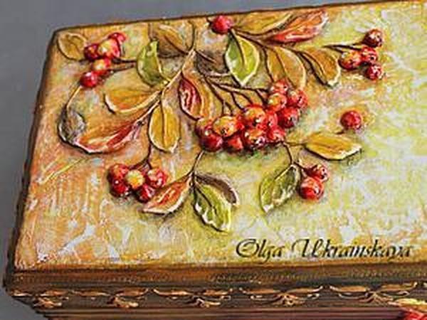 Шкатулка с объемной рябиной