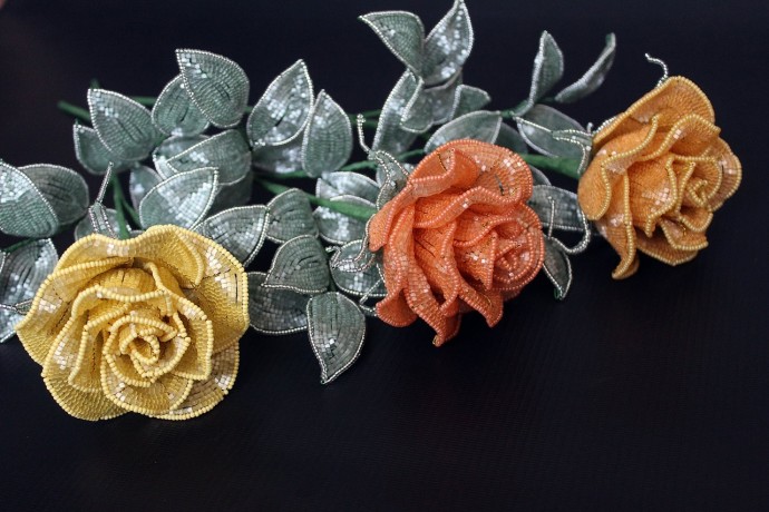 Роскошные розы из бисера