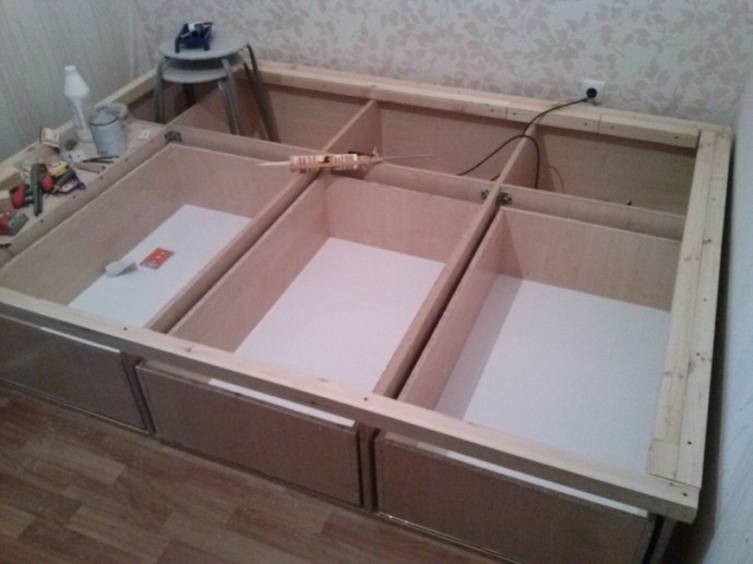 Самодельная угловая кровать с полками