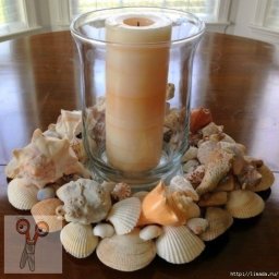 Свеча среди ракушек