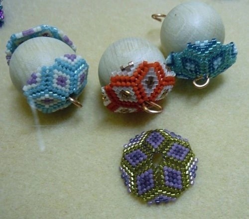 ​Узорчатые шарики из бисера