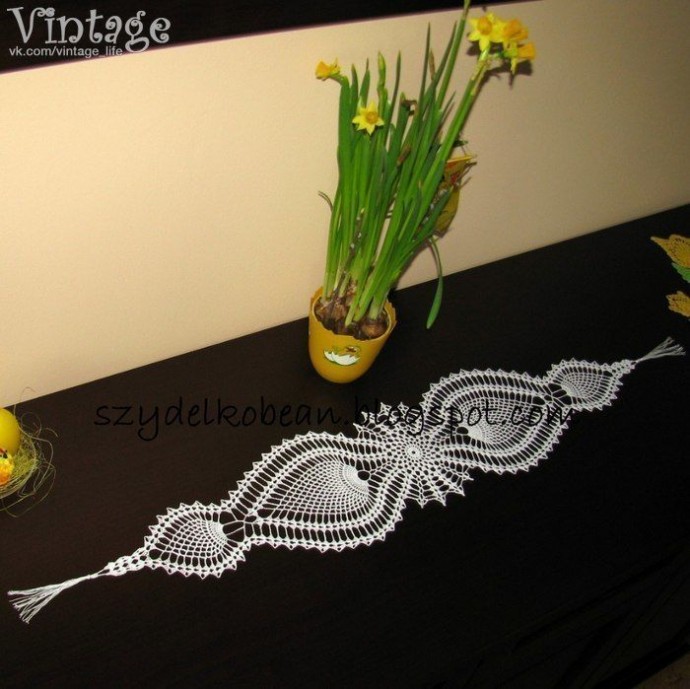 Изысканная продолговатая салфетка крючком
