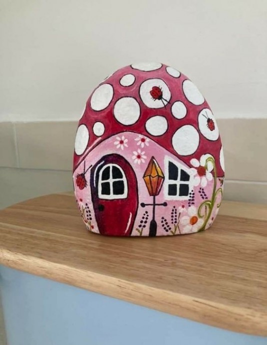 Декоративные камушки-домики с росписью