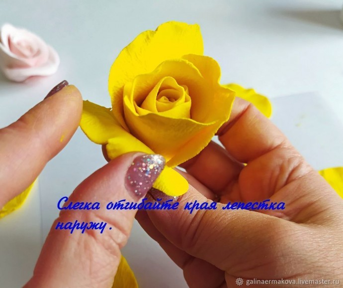Роза из зефирной полимерной глины